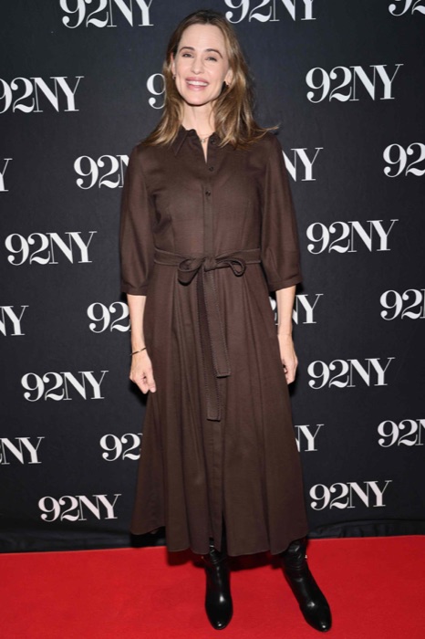 Jennifer Garner wearing Walnut