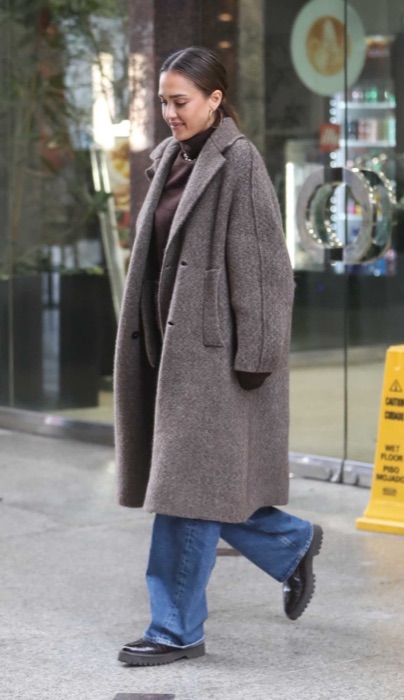 Jessica Alba wearing Walnut