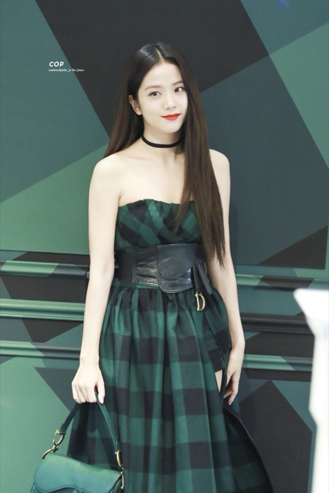 Jisoo wearing Emerald