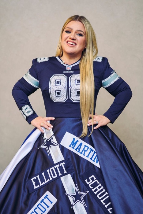 Kelly Clarkson in Cool Navy